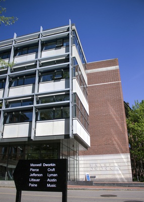 Cover image for CS100 Seeks to Bridge Tech and Humanities