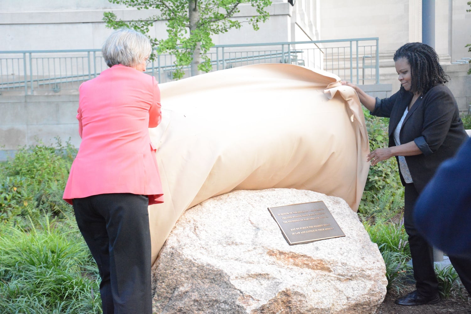 University President Drew G. Faust and Law School professor Annette Gordon-Reed unveil a monument commemorating the school’s connections to slavery in 2017.