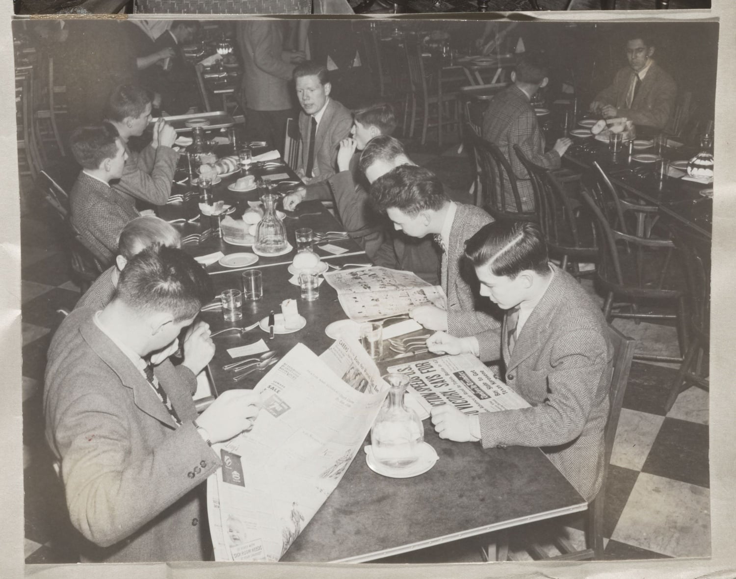 Students in Lowell House dining room, 1943.