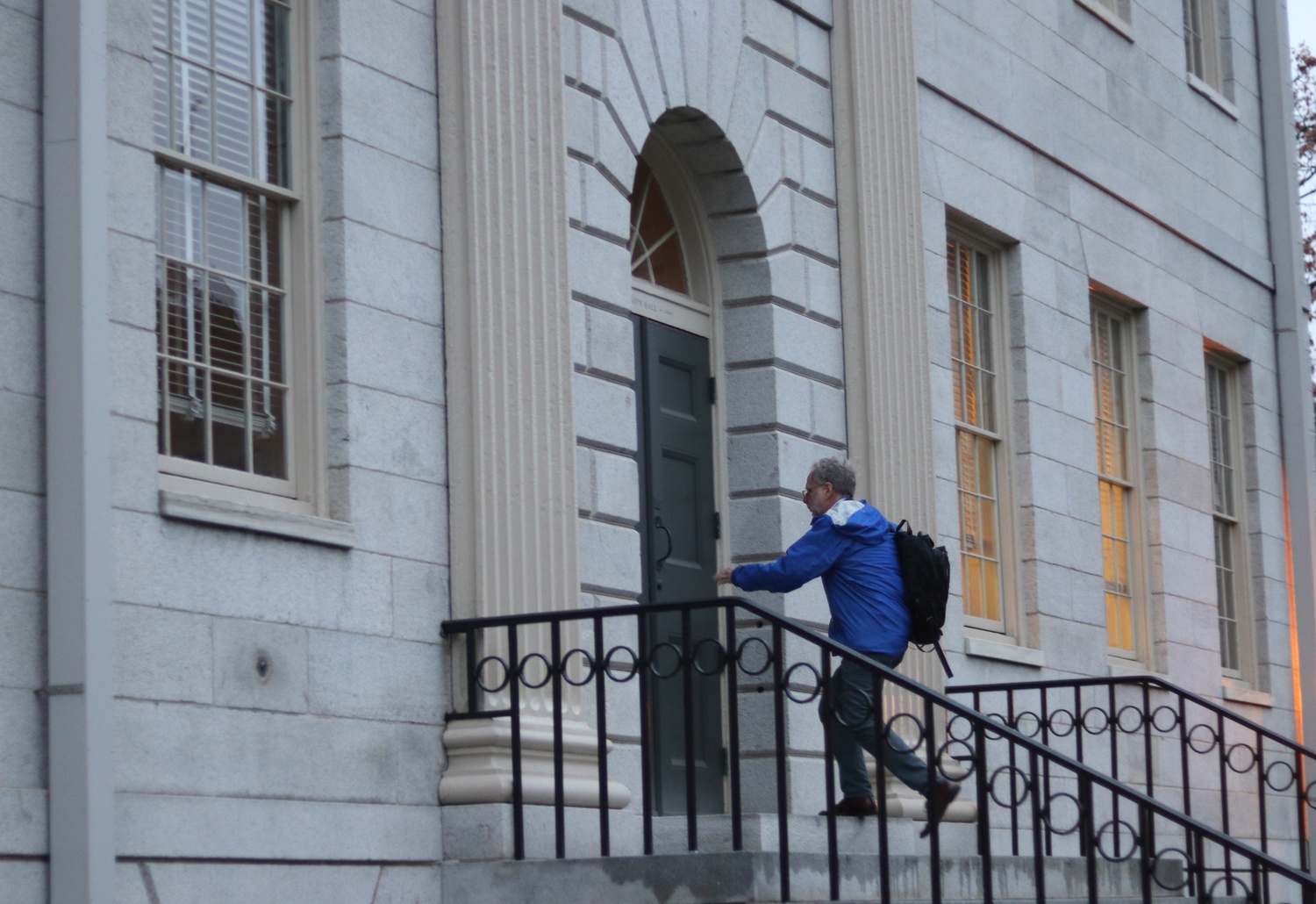 Daniel E. Lieberman ’86 walks into Harvard Hall Tuesday evening to attend Tuesday’s faculty meeting.
