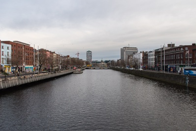 Cover image for Between Two Quays