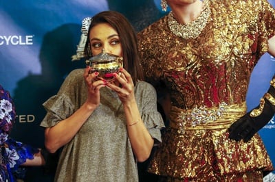 Cover image for Mila Kunis Kissing Pudding Pot