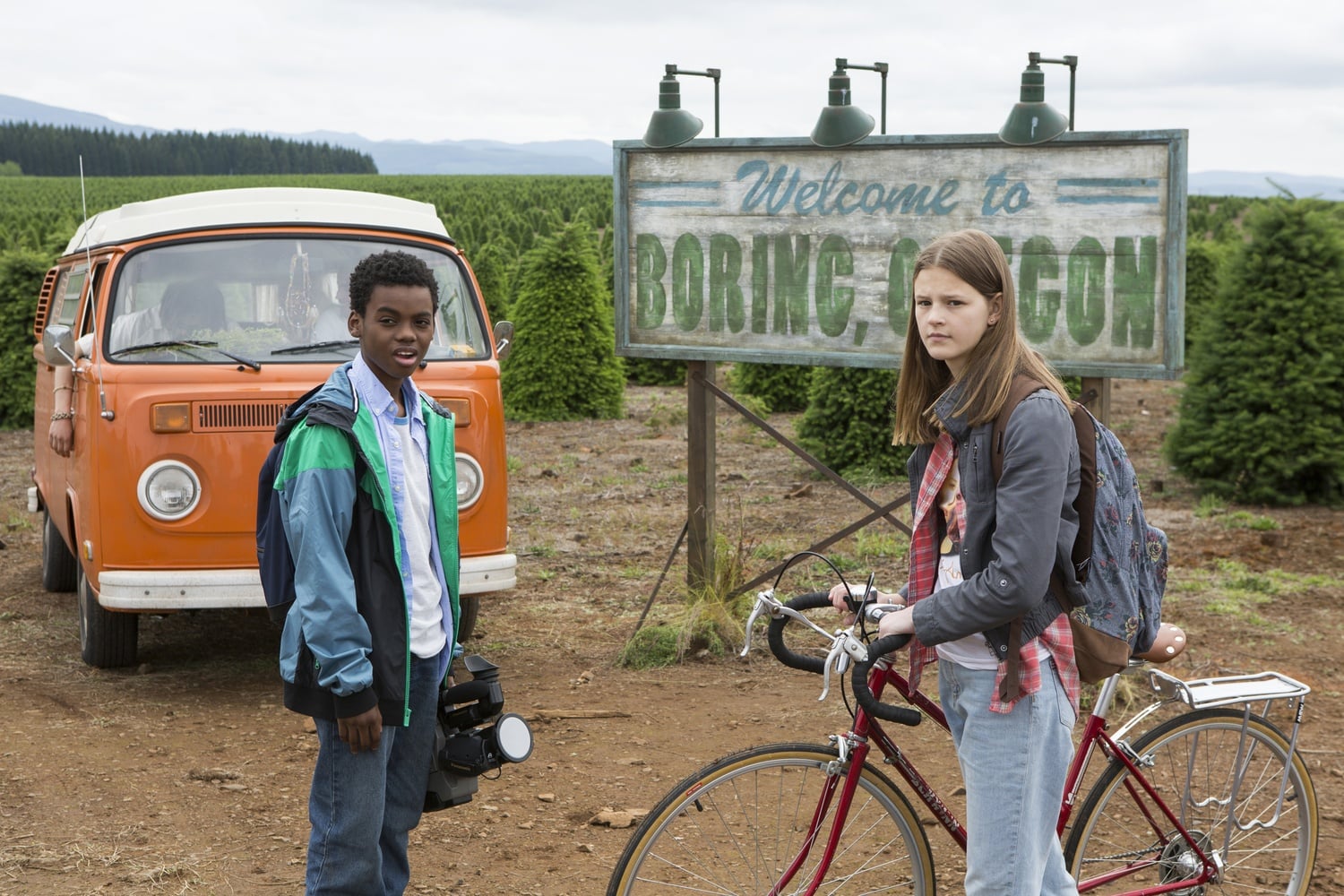 Luke (Jahi Di’Allo Winston) and Kate (Peyton Kennedy) outside their high school in Boring, Oregon, on the new Netflix show "Everything Sucks."