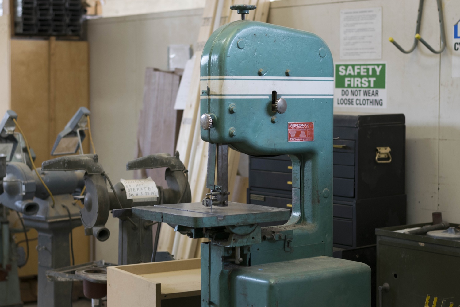  A band saw in the Carpenter Center’s wood shop. On the other side of the machine is a paper with safety rules.

