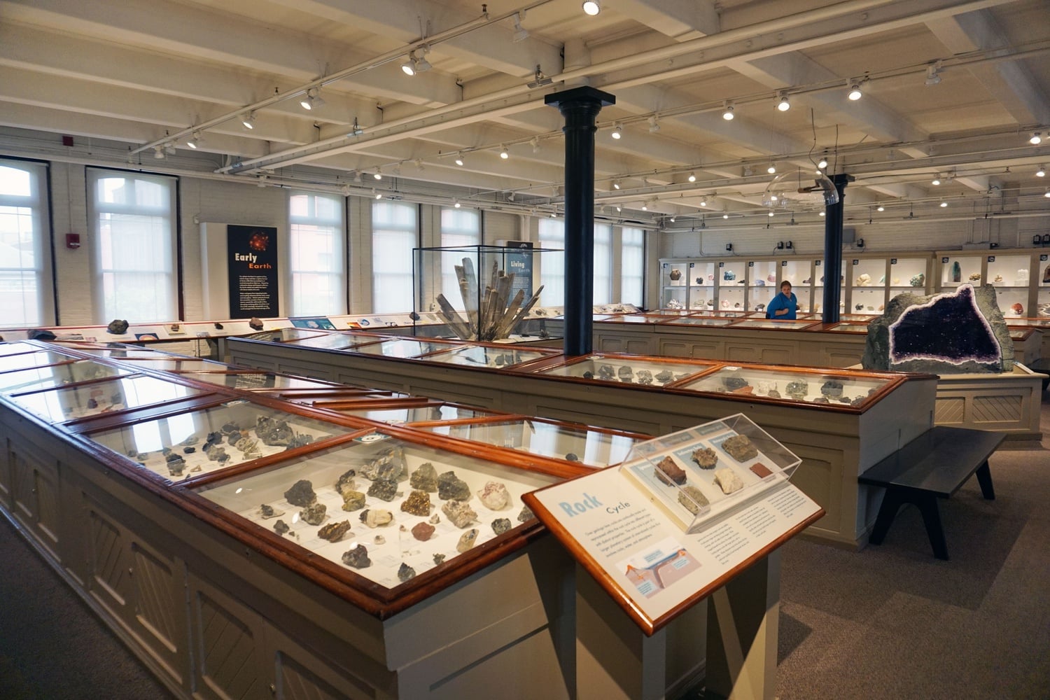 The Harvard Mineralogical Museum currently displays more than 3,000 mineral, rock, gem, and meteorite specimens. 