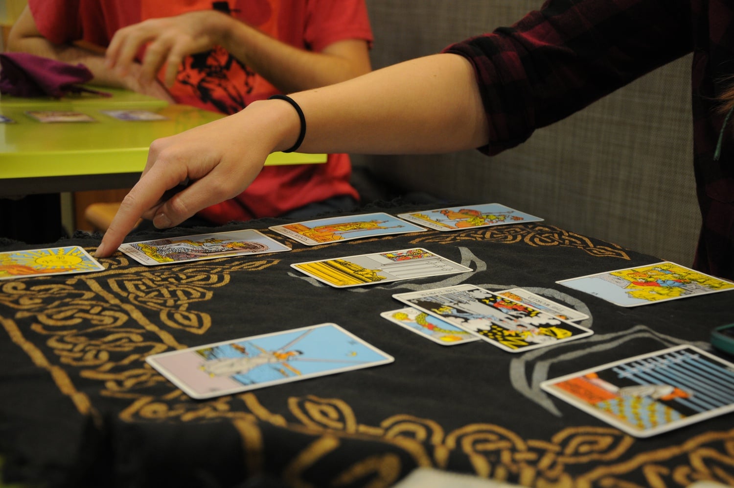 The method used to orient the tarot cards influences how the reader interprets the cards' meanings.