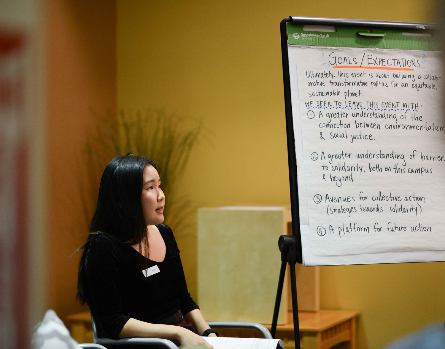 Julie S. Chung ('20) poses a question to the attendees of the Environmentalism as Social Justice discussion.