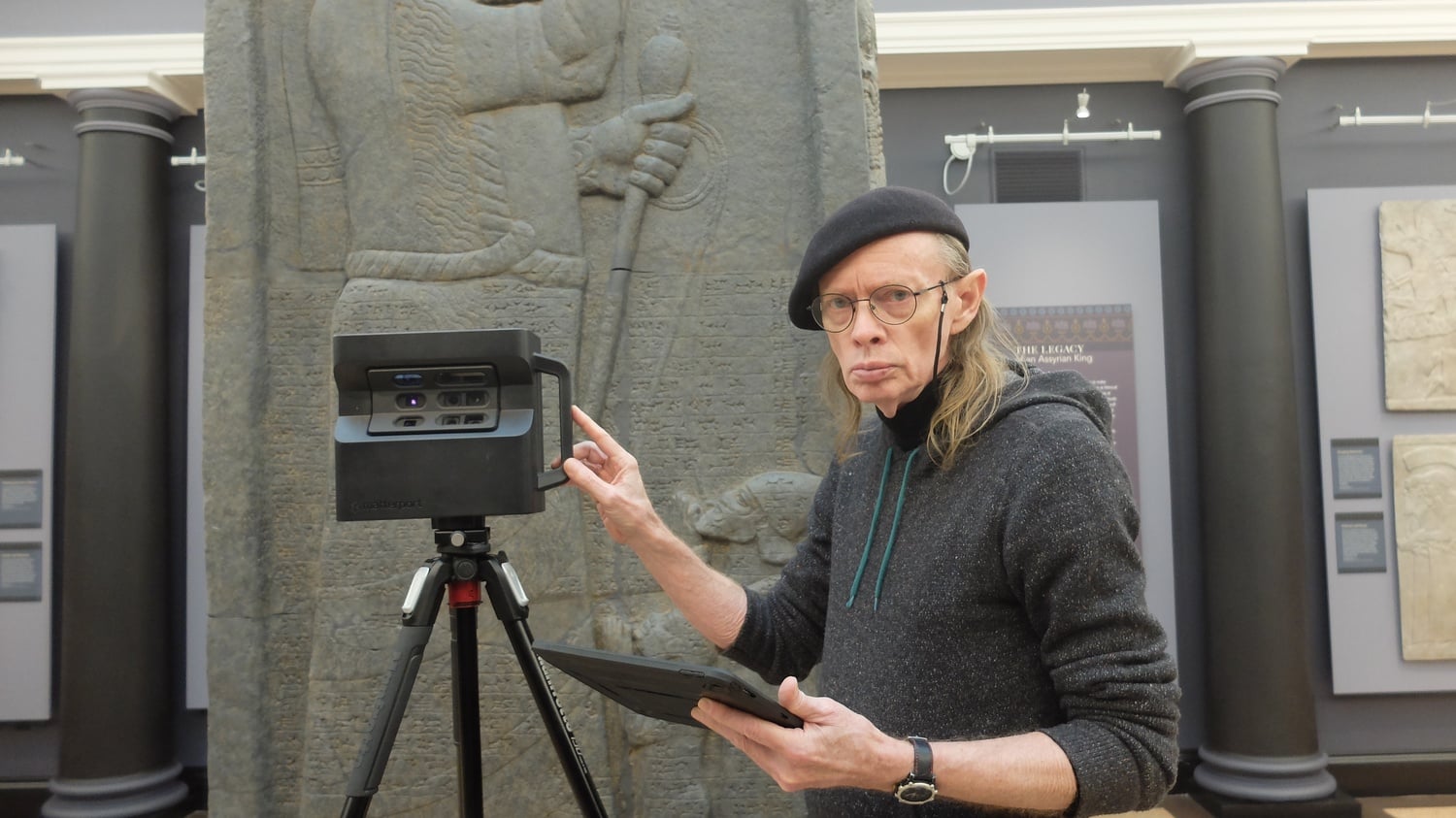 Gant photographs an exhibit at the Semitic Museum with a virtual reality camera.