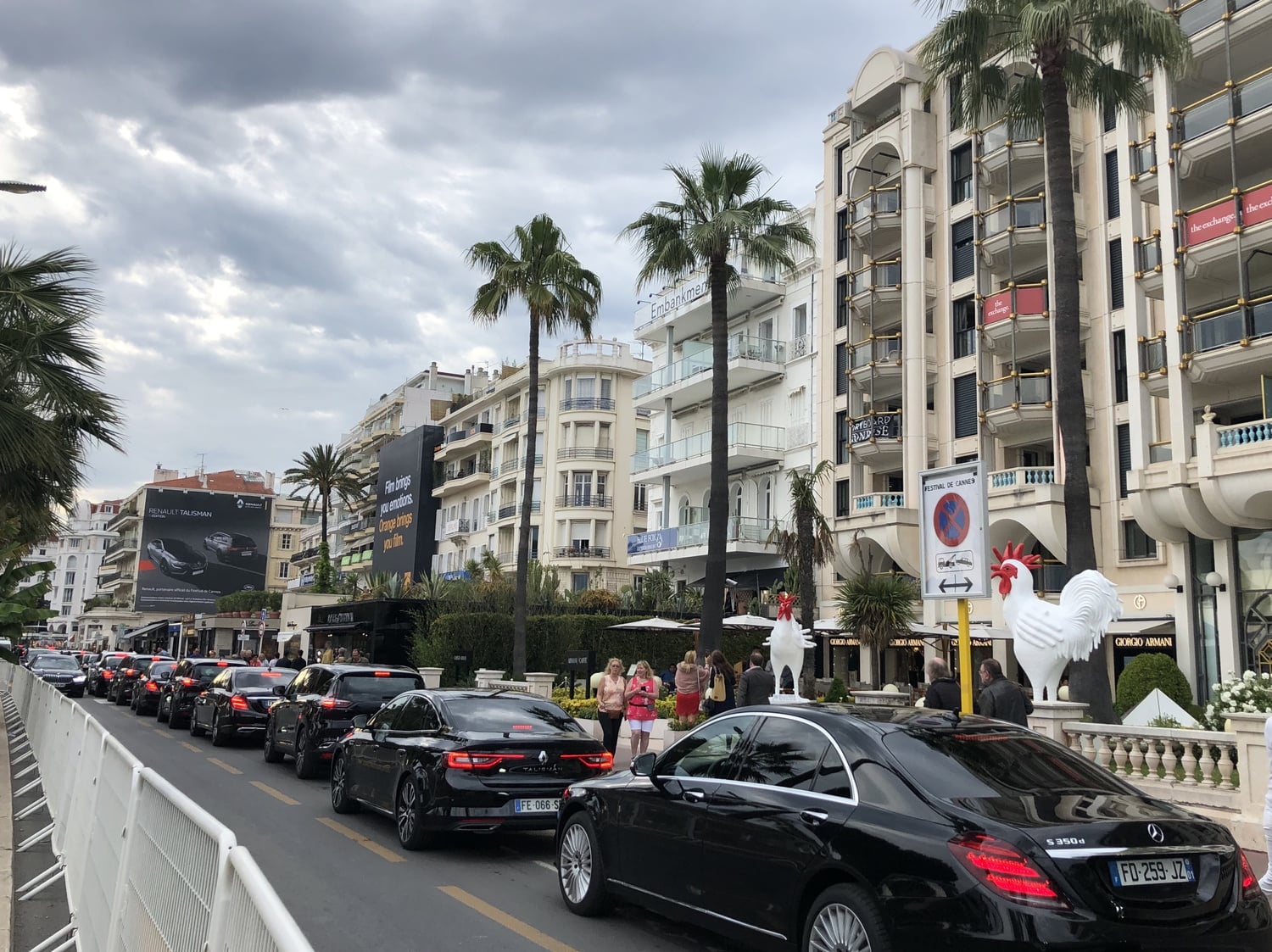 A line of cars (undoubtedly carrying celebrities galore) occupy la Croisette.