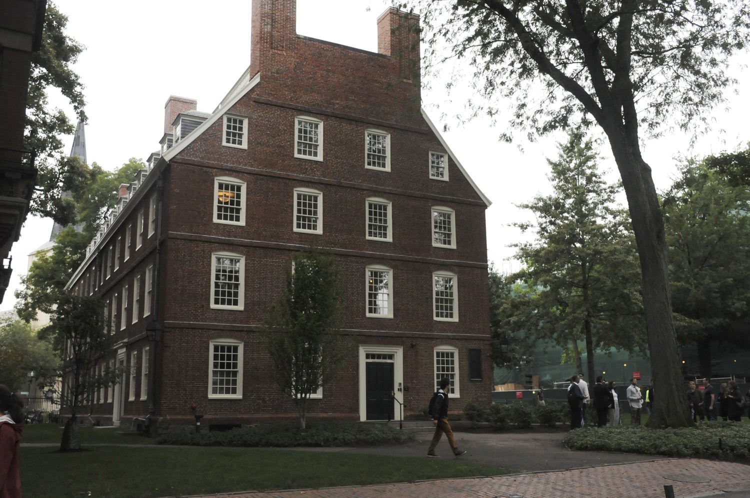 The University will conduct a new, independent review of its police department to evaluate how it collaborates with local law enforcement, University President Lawrence S. Bacow announced Wednesday.