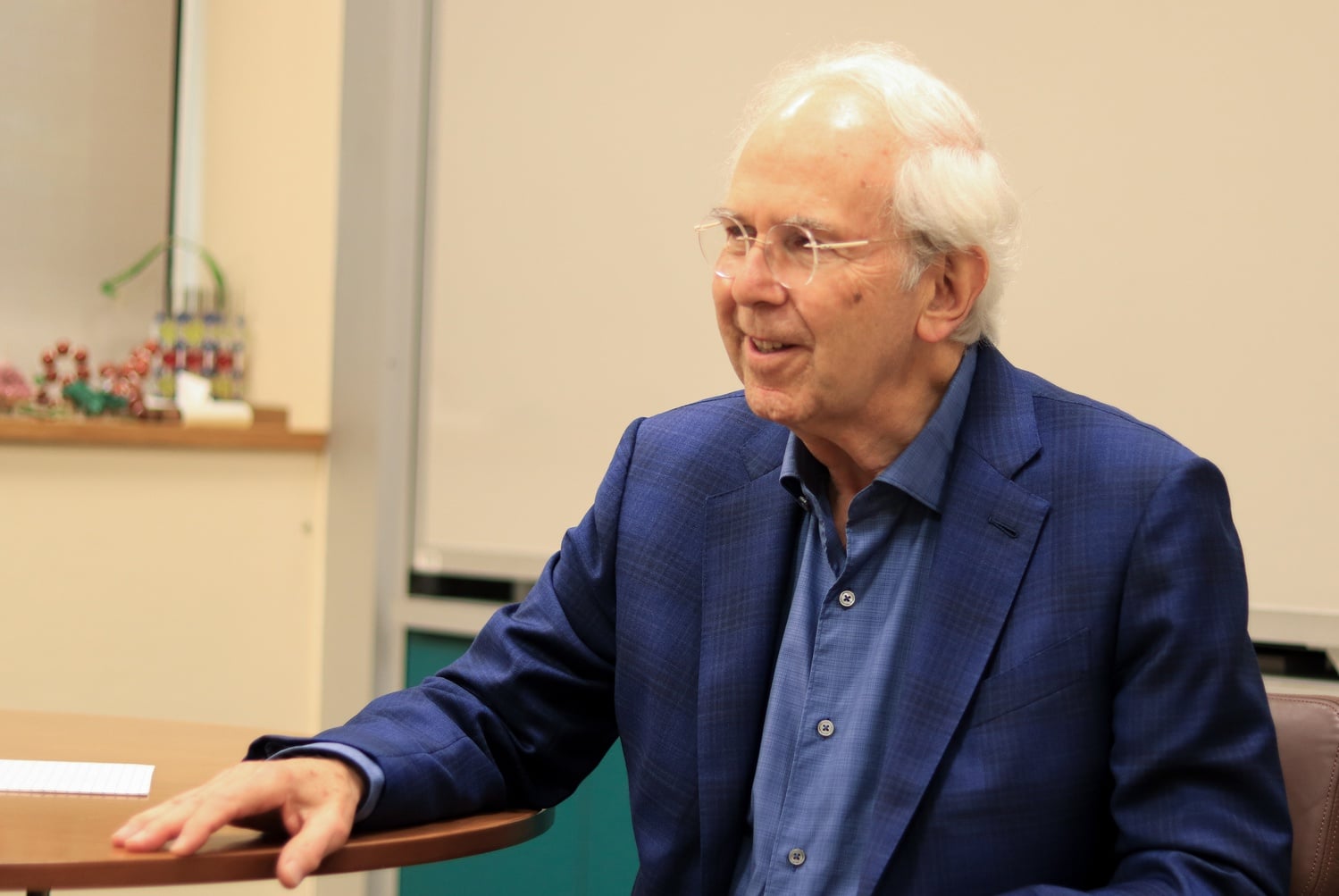 Chemistry professor Roy G. Gordon received an Eni Award for his research with SEAS professor Michael J. Aziz on organic batteries.