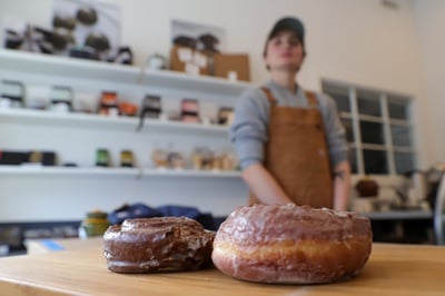 Cover image for Cambridge Kneads Doughnuts