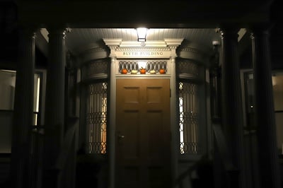 Cover image for Winthrop House Students Petition to Extend Interim Deans’ Term