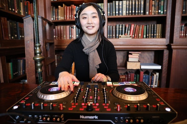Cover image for Yu-Mi Kim