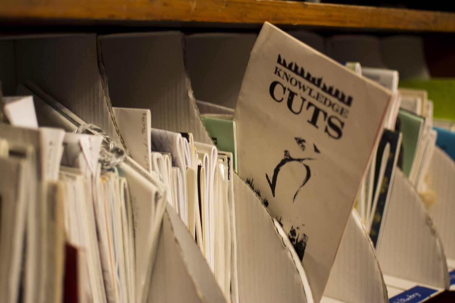 The zines cover a wide variety of topics, from politics to cooking and bikes. They are grouped in binders for easier consultation.