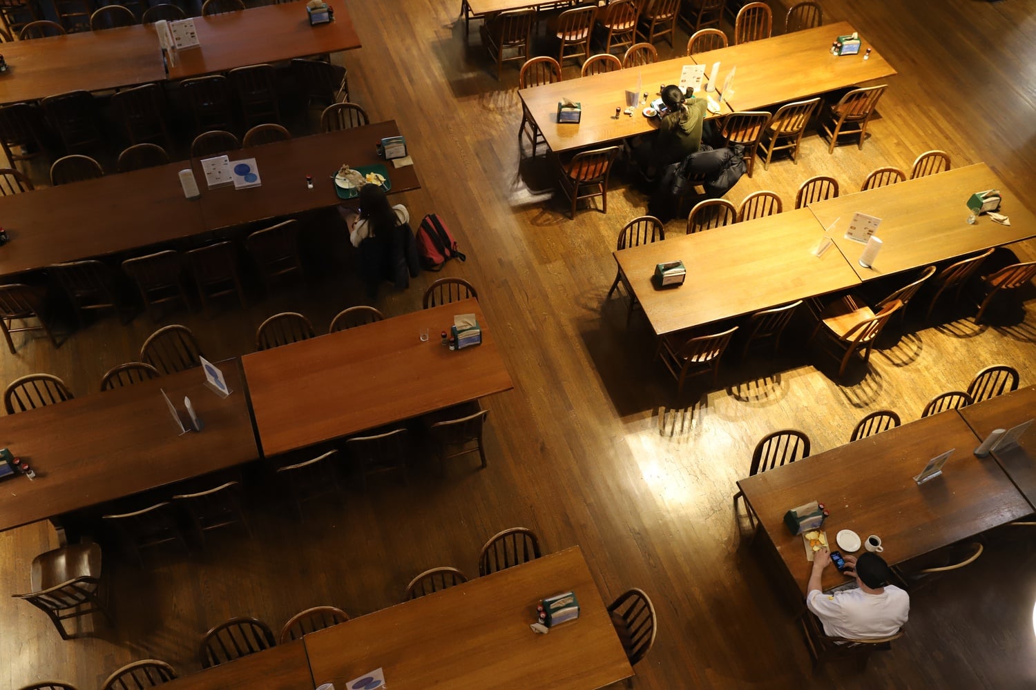 Following the College’s announcement in March that most students must vacate campus due to the novel coronavirus outbreak, Annenberg Dining Hall was almost completely vacant.