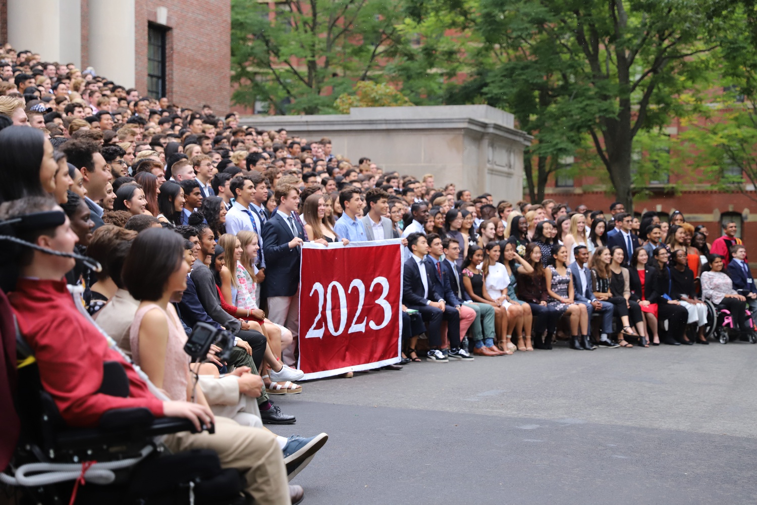 Despite the rain, the Class of 2023 gathered to take a class photo, an annual tradition for the first-year class after attending convocation.