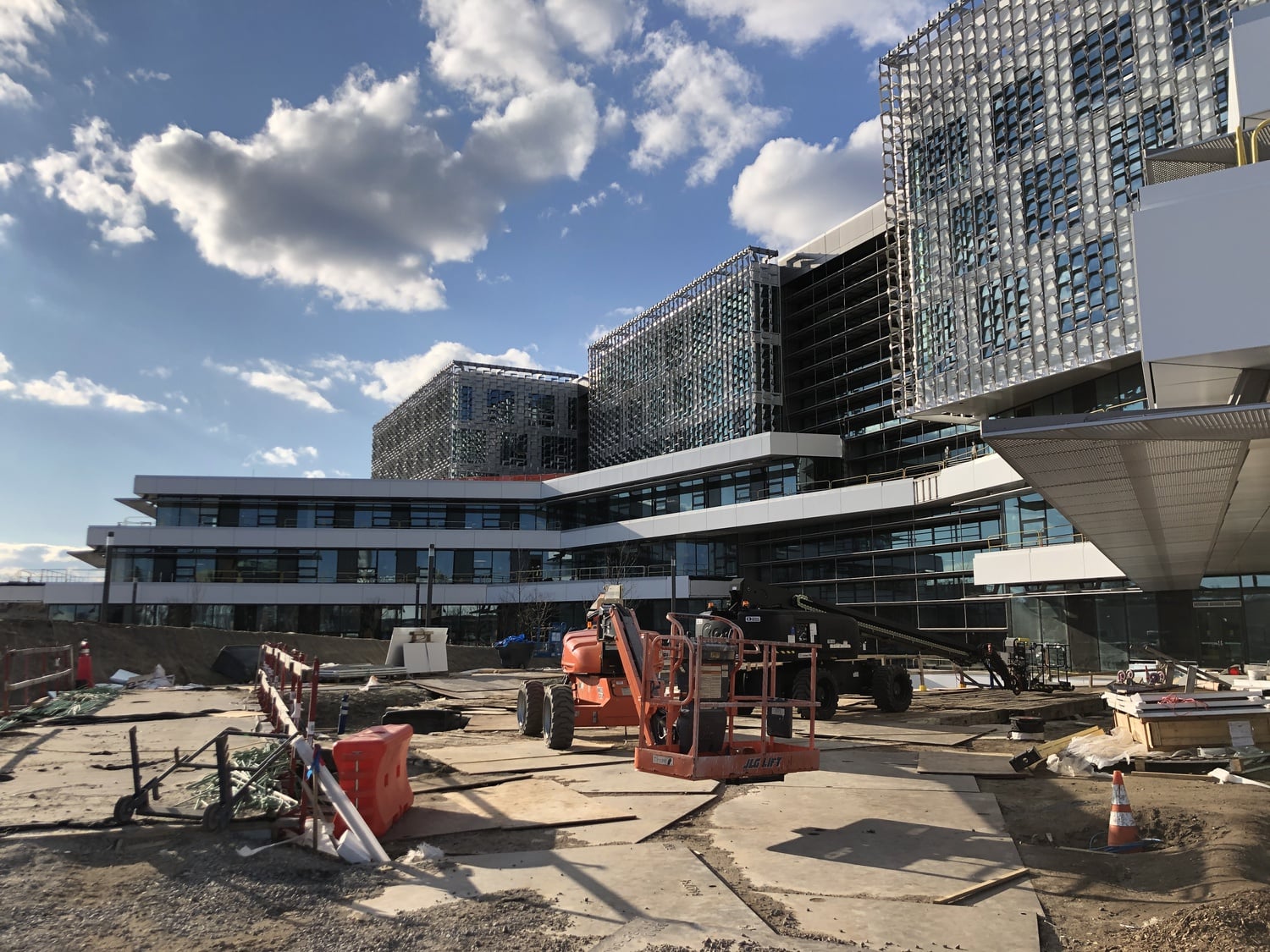 Located next to the Harvard Business School and Harvard Innovation Labs, The Science and Engineering Complex will serve as a home for facilities of the School of Engineering and Applied Sciences, with expected daily visitors including more than 900 undergraduate students and 400 SEAS graduate students.