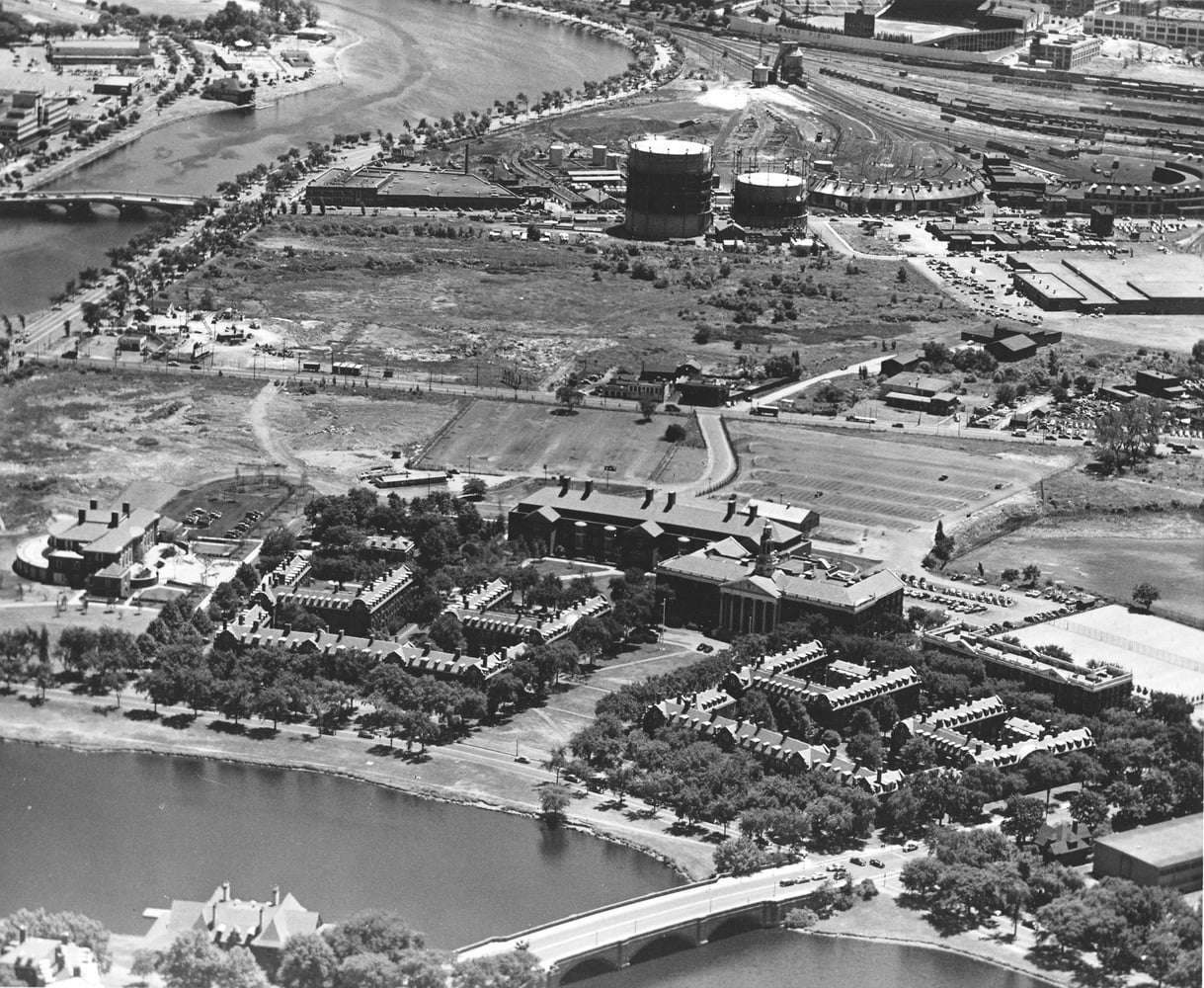 By the 1950s , Harvard had already constructed its business school across the Charles. Western Ave (running right to left across center), however, remained largely barren. The current site of Harvard’s SEAS Complex would be dead left from center in this photo.