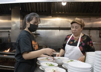 Cover image for Le’s Vietnamese Waiter