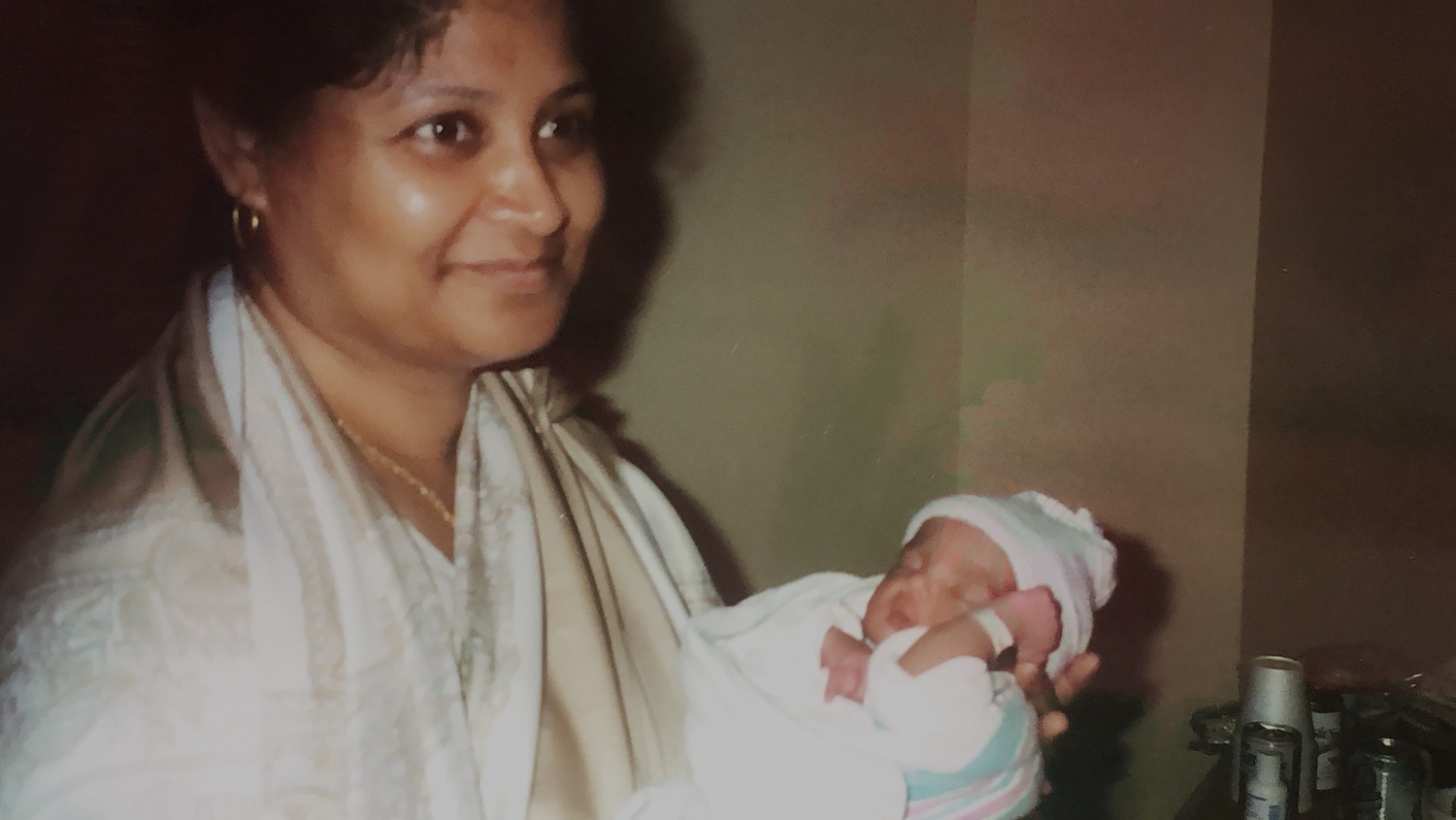 Nanu holds Saima in the hospital.