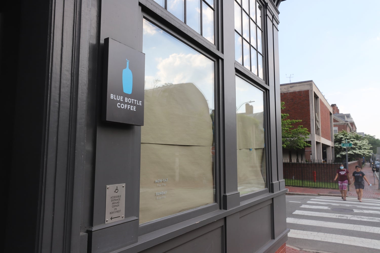 Blue Bottle Coffee in Harvard Square permanently closed its doors last month.