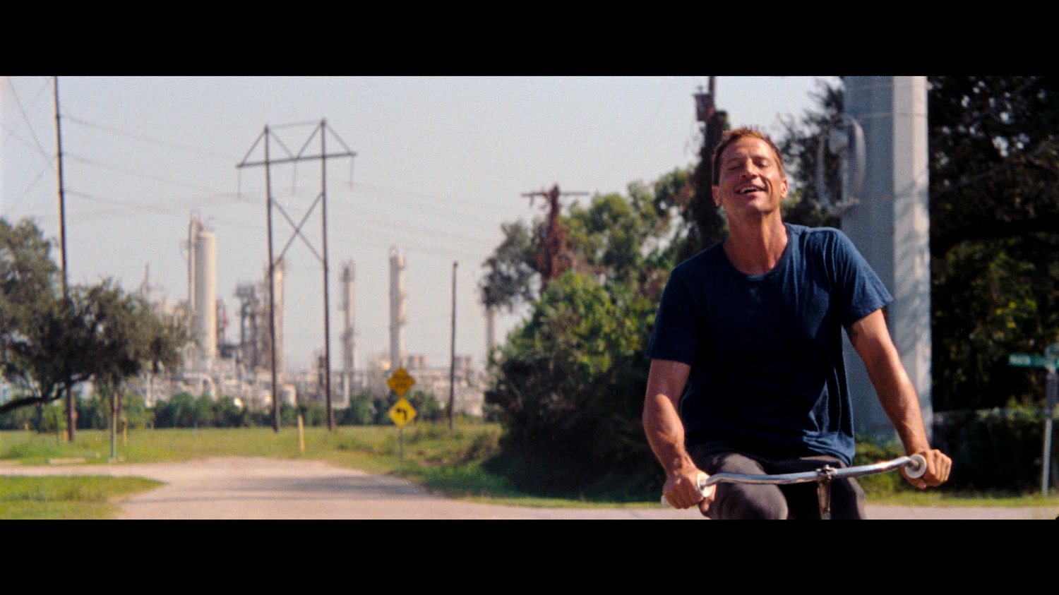 Mikey Saber (Simon Rex) in "Red Rocket"