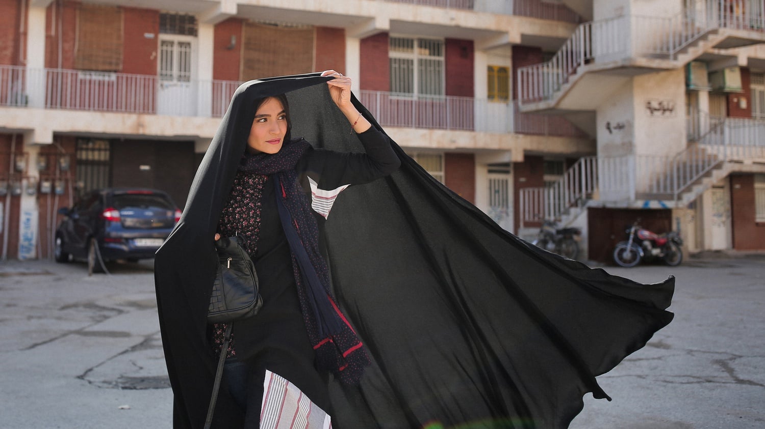 Farkhondeh (Sahar Goldust) in "Ghahreman"