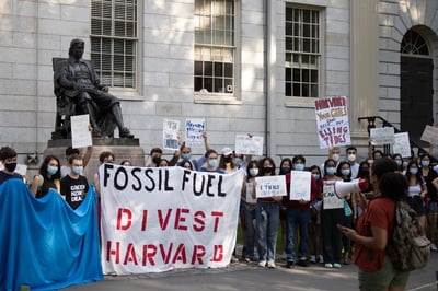 Cover image for Fossil Fuel Divest Harvard Rebrands as Sunrise Movement Chapter, Years After University Divestment