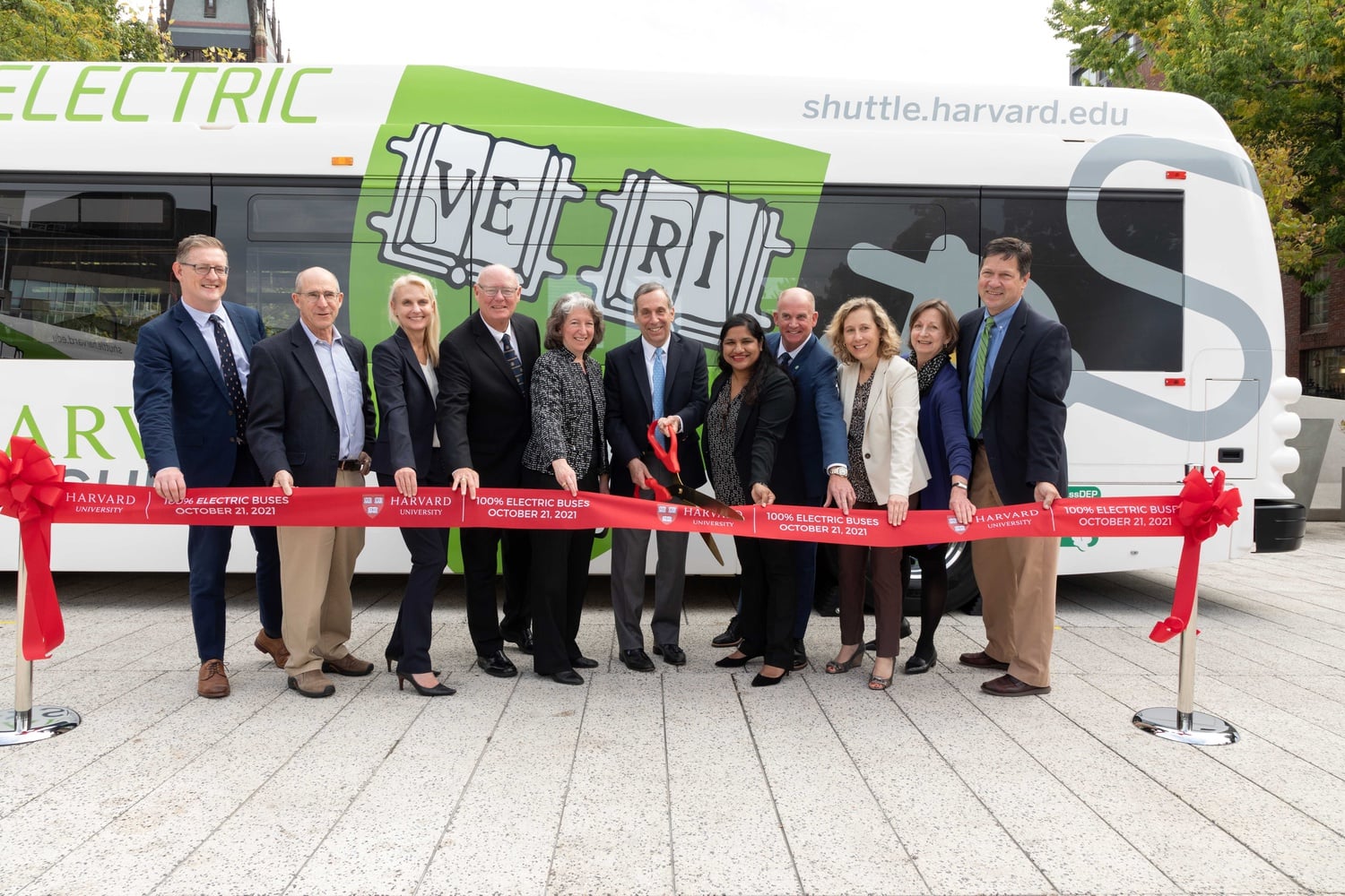 President Lawrence S. Bacow and Mayor of Cambridge Sumbul Siddiqui participated to the ribbon cutting ceremony for the inauguration of Harvard's brand new electric shuttles on Thursday morning at the Science Center Plaza.