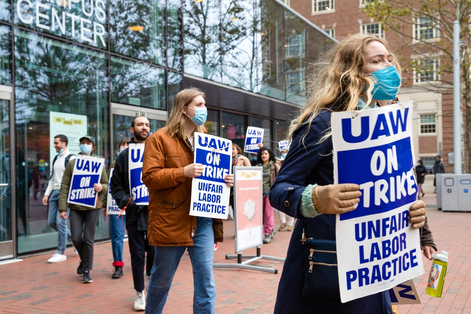 On both Wednesday and Thursday, picketers circled around the entrance to the Smith Campus Center, attempting to prevent Harvard affiliates from entering the building. This picketing technique forces others to “cross the picket line” in order to attend lectures, visit office hours, or access labs.