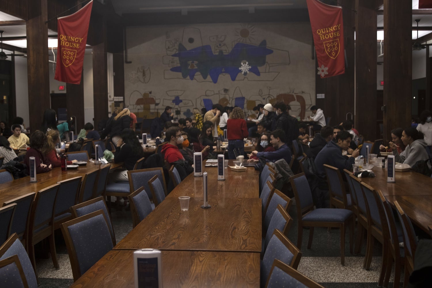 Students in Quincy House eat side by side following the new changes in dining hall restrictions