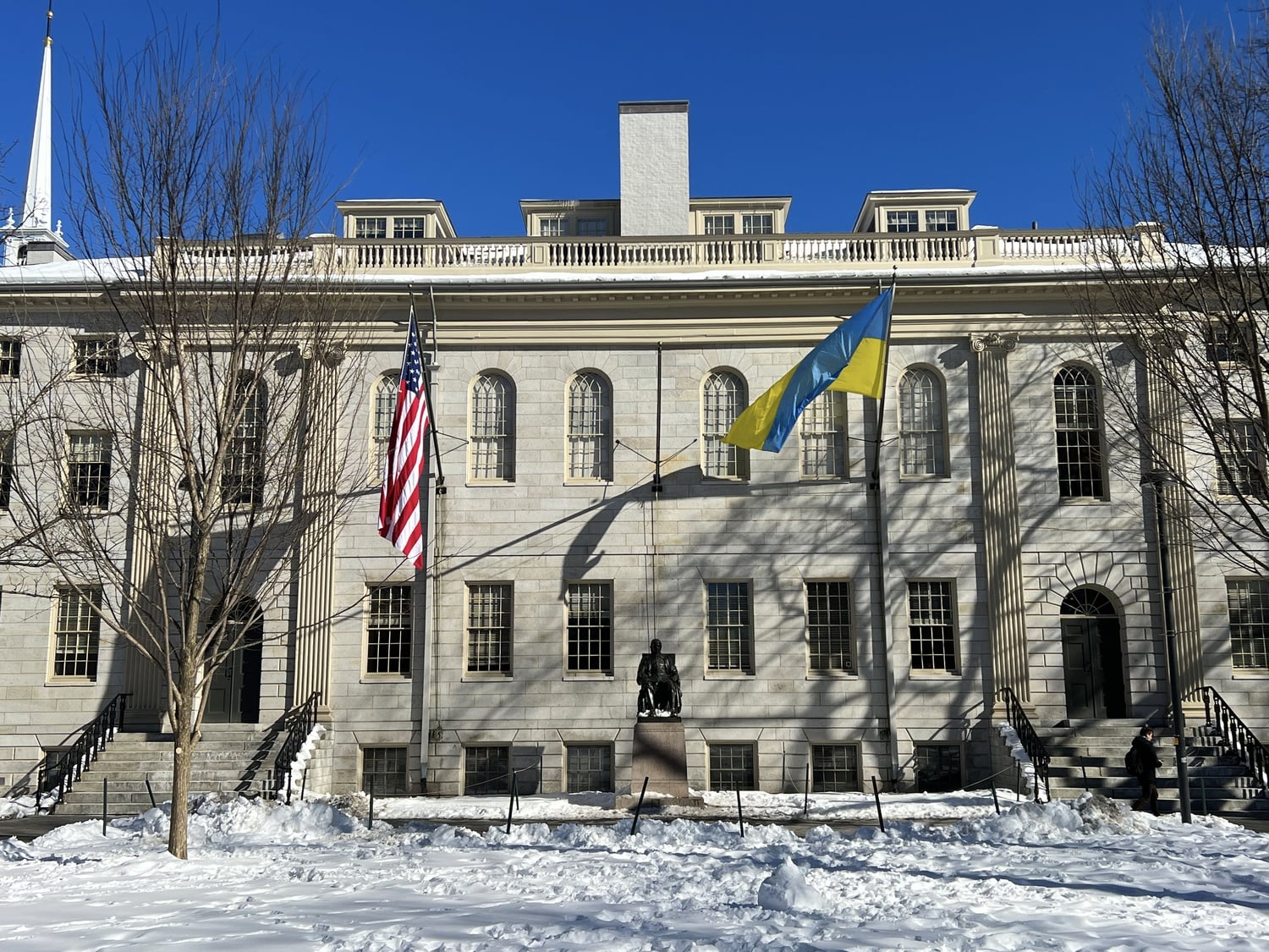 Harvard put up a Ukrainian flag on University Hall today in order to show its support for Ukraine.