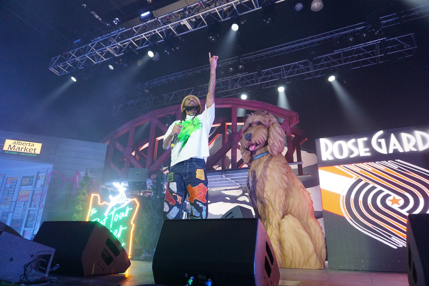 Aminé with his stage design behind him.