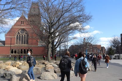 Cover image for Harvard Welcomes Families of Juniors and Freshmen to Campus During ‘Beautiful’ Weekend