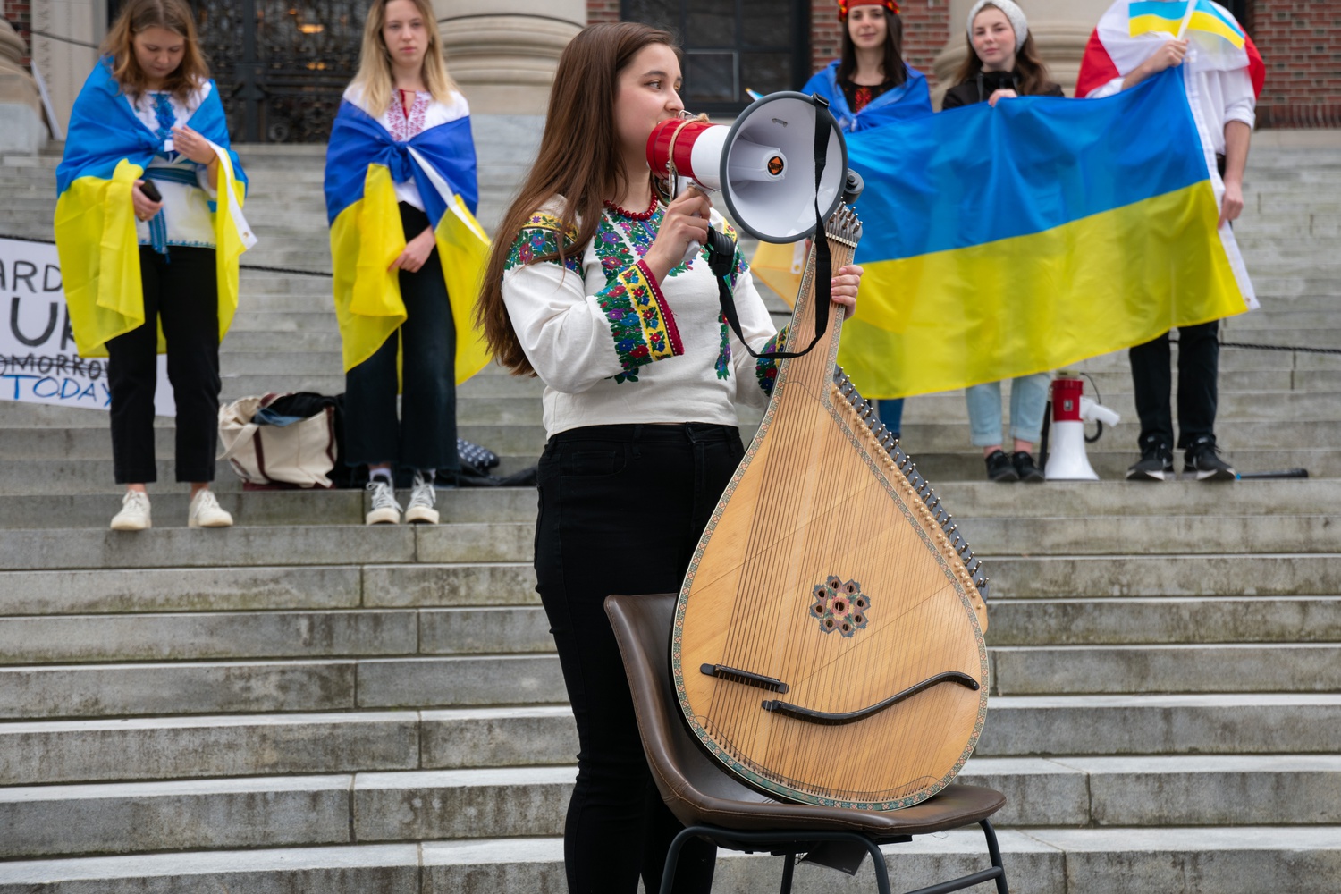 Taisa Kulyk '22 played the bandura at the Harvard for Ukraine rally on Saturday.