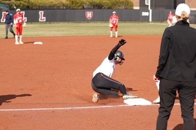 Cover image for Softball Splits Double-Header With Dartmouth, 1-1