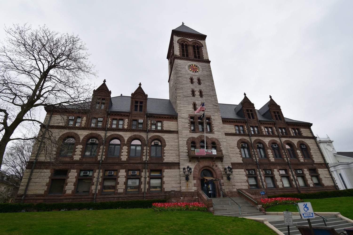 Cambridge City Hall is located at 795 Massachusetts Avenue.