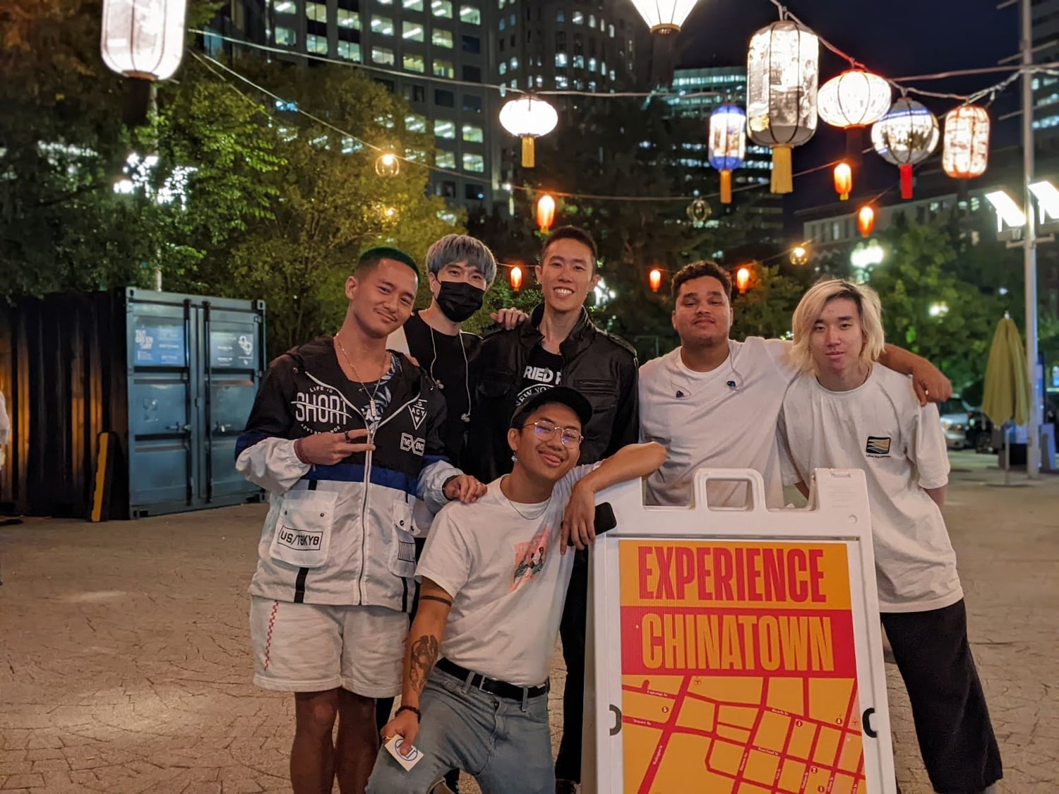 shiori_kubrik and Orca Bones band members pose for a photo after the show.