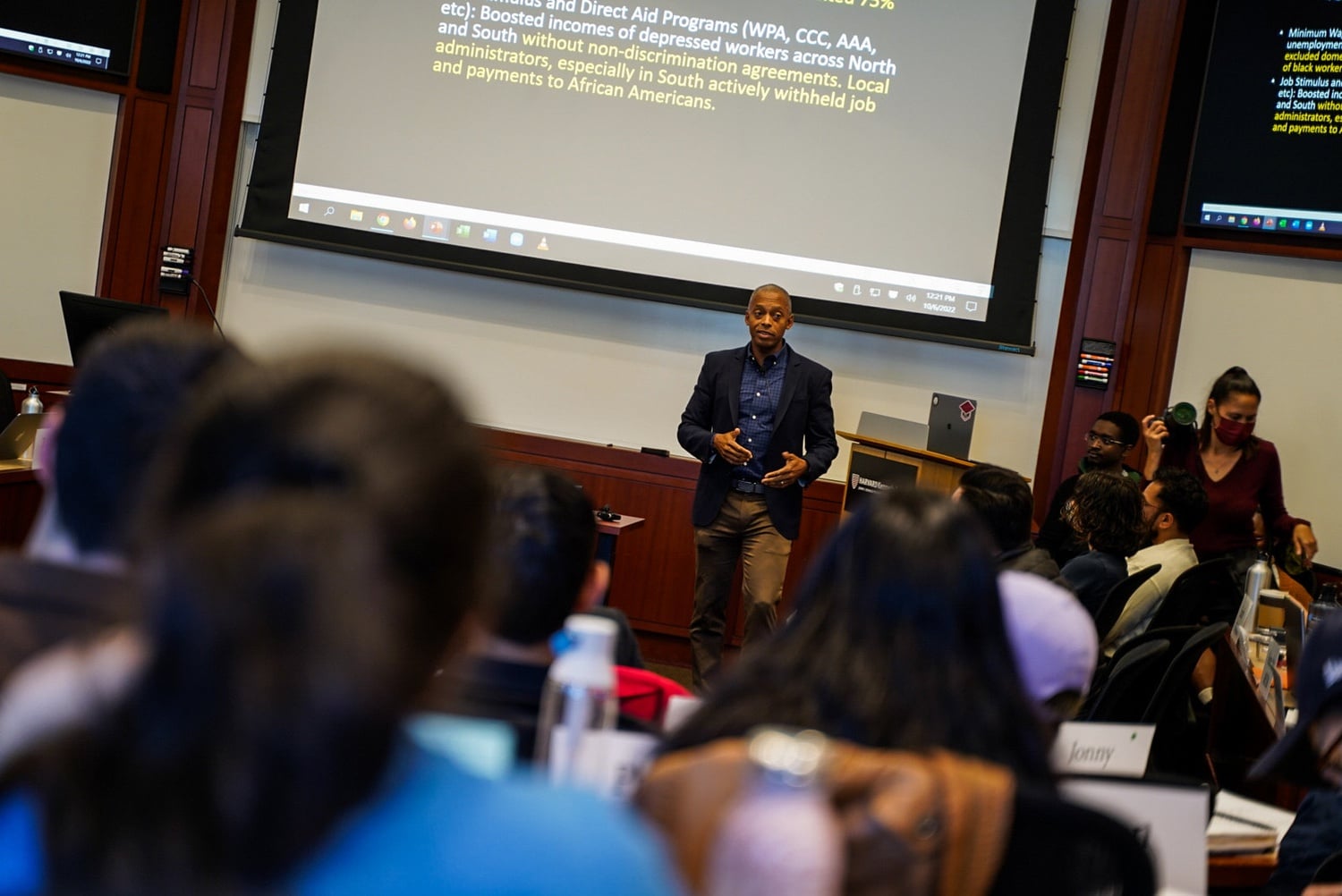 Professor Khalil G. Muhammad lectures first-year HKS students in his “Race and Racism in the Making of the United States as a Global Power” class.