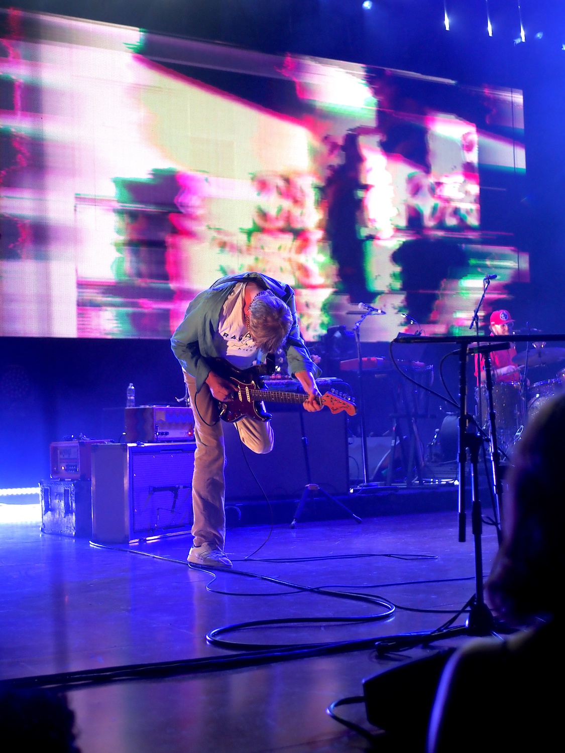 They killed time waiting for Scott Kannberg, who Malkmus announced in a fake British accent was “visiting the urinal.”