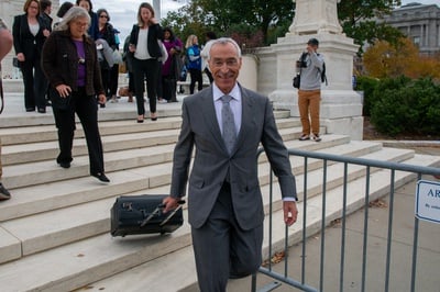 Cover image for Seth Waxman ’73 Reflects on Path from Quincy House to the Supreme Court
