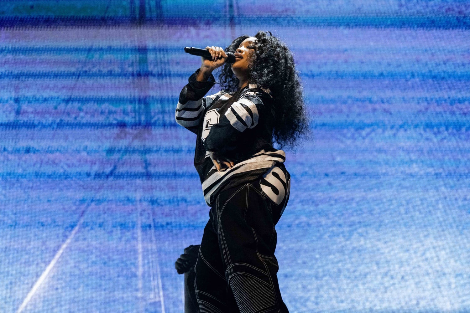 Immersing the Garden in flowing, blue waves of light, SZA began the show stunning the audience.