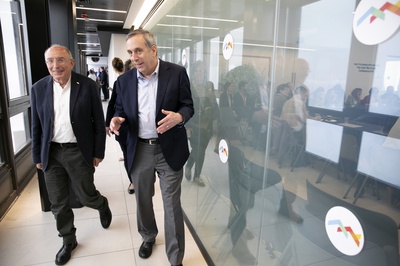 Cover image for Bacow Visits Haifa University