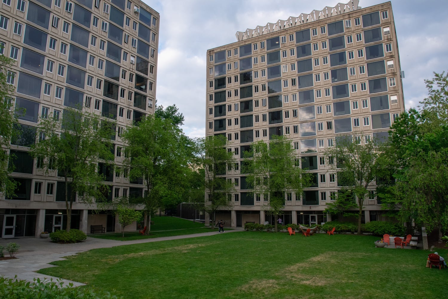 More than 1,000 people signed a petition in defense of Mike Grant, a Securitas guard at Leverett House.
