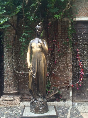 Cover image for Juliet statue