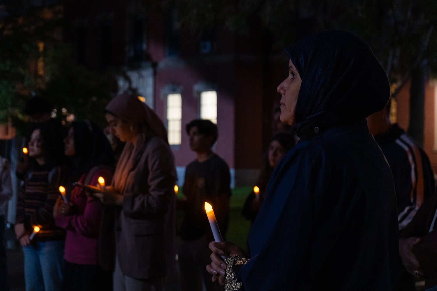 Harvard student groups hosted a vigil on the steps of Memorial Church Tuesday to mourn victims of natural disasters in Morocco and Libya.