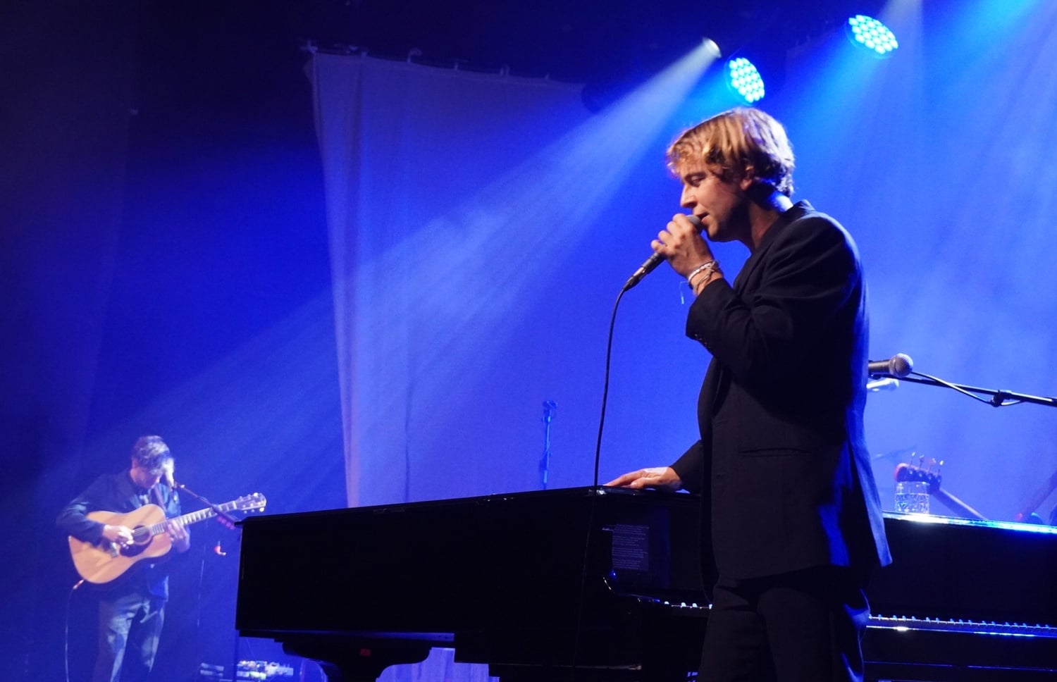 His setlist was dominated by slow indie pop ballads, such as “Smiling All The Way Back Home,” “numb,” and his new single “Black Friday,” all featuring impressively introspective and emotive songwriting.