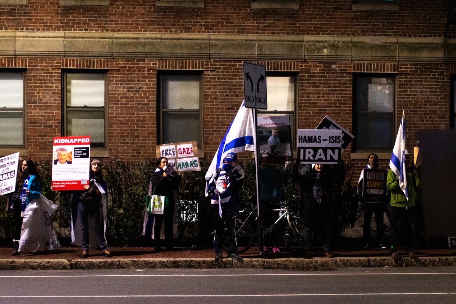 Pro-Israel demonstrators gathered outside Harvard Art Museums during the screening.