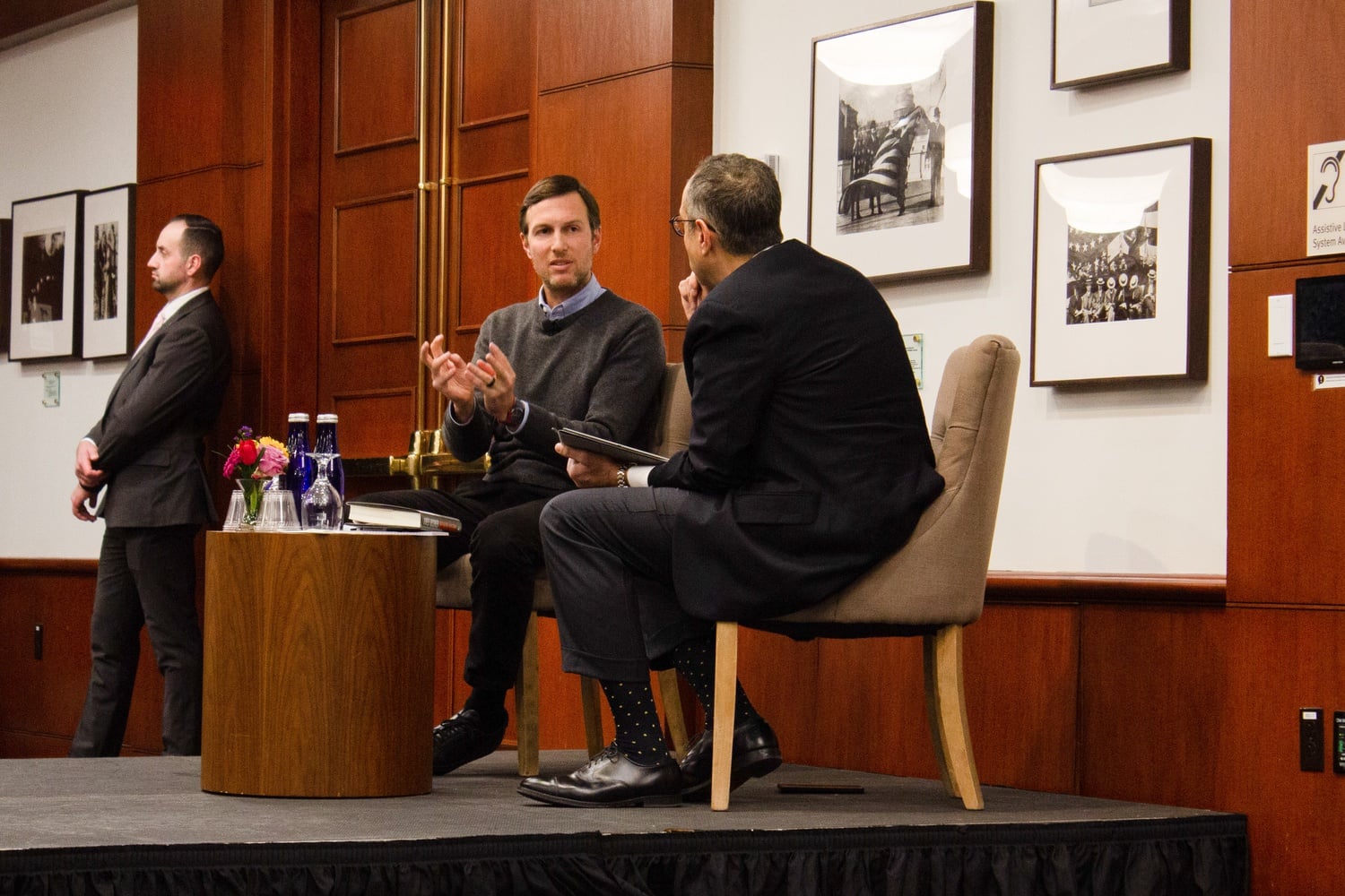 Jared Kushner, exasesor principal del presidente Donald Trump, interviene durante una conversación el jueves en la Escuela Kennedy de Harvard con el profesor Tarek Masoud.